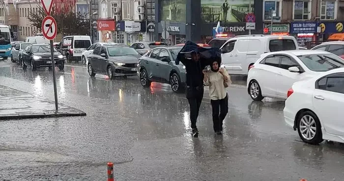 Erzurum da sağanak hayatı felç etti