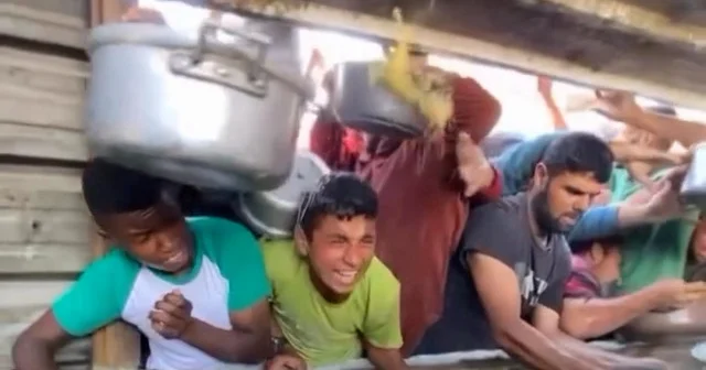 Gazze’de kıtlığın kahreden boyutu: Bir kap yemek için kaynar çorba başından aşağı döküldü VİDEO İZLE