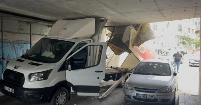 Bayrampaşa da kamyonet alt geçide sıkıştı Gündem Haberleri