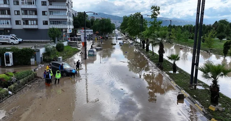 Trabzon da sağanak caddelerde sele döndü Sözcü Gazetesi
