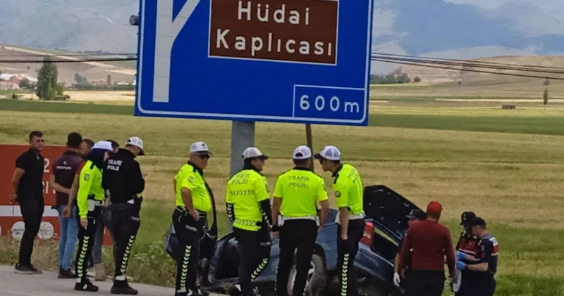 Yön tabelasına çarpan otomobildeki 1 kişi öldü