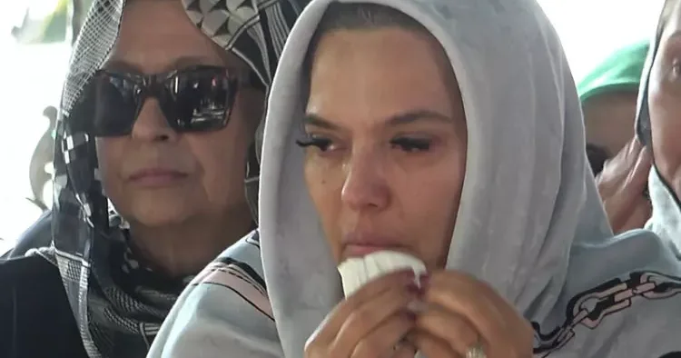 Ünlü şarkıcının acı günü! Demet Akalın cenazede gözyaşlarını tutamadı