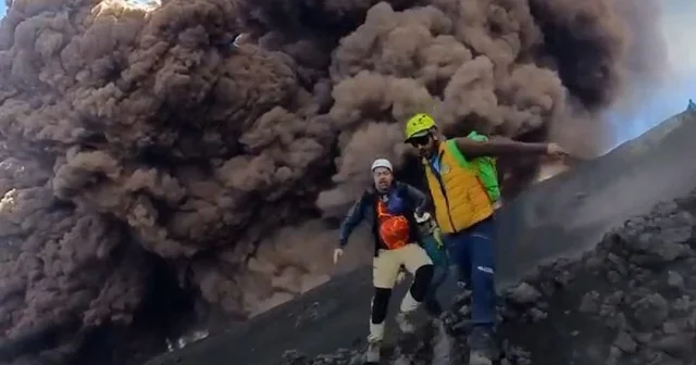 Etna Yanardağ ındaki patlamadan turistlerin kaçması kameraya yansıdı VİDEO İZLE