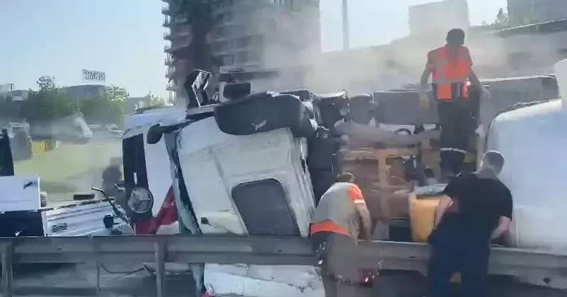 Küçükçekmece D 100 yan yolda beton mikseri devrildi