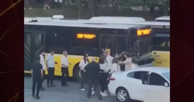 Trafiğin ortasında kadın sürücüler saç saça baş başa park yeri için kavga etti