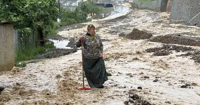 Trabzon şehir merkezinde yollar dereye döndü