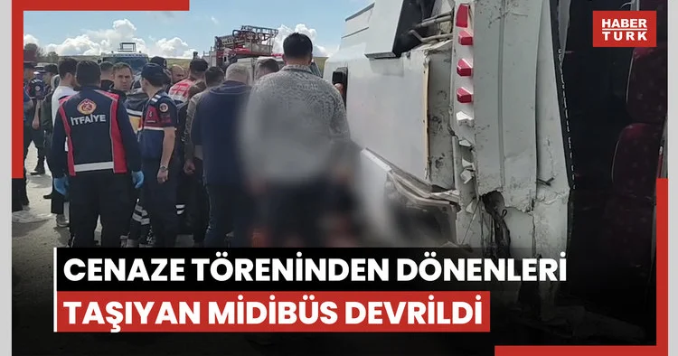 Cenaze töreninden dönenleri taşıyan midibüs devrildi