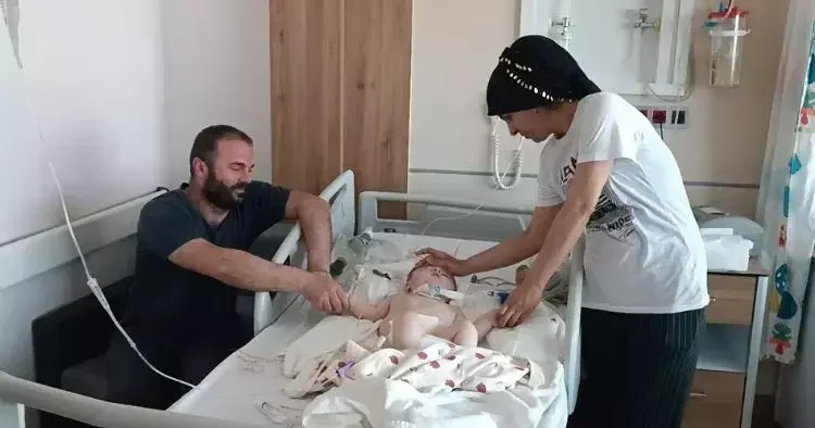 2 yaşında ama 16 ameliyat geçirdi! Baba Yenidoğan Çetesi ni işaret etti
