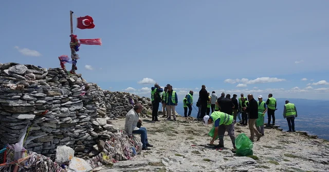 Kazdağları nın 1726 rakımlı Sarıkız Tepesi nde çevre temizliği yapıldı Balıkesir Haberleri