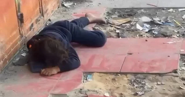 İşgalci İsrail yüzünden Gazzeli çocuklar kaldırımlarda uyumak zorunda kaldı VİDEO İZLE