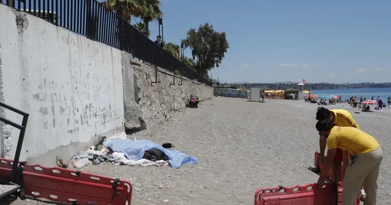 Antalya da Evsiz Bir Kişi Konyaaltı Sahili nde Ölü Bulundu