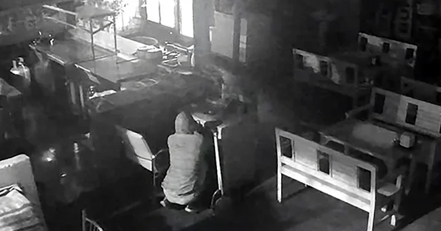 Tost yiyip, portakal suyu içtiği büfeden 10 bin lira ve cep telefonu çaldı Adana Haberleri