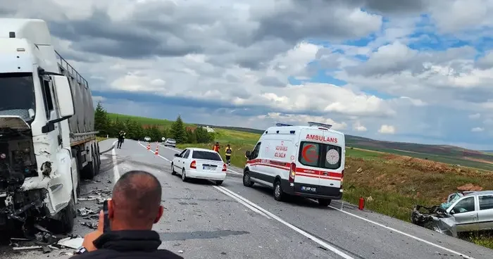 Nevşehir de feci kaza! Süt tankeri ile otomobil çarpıştı