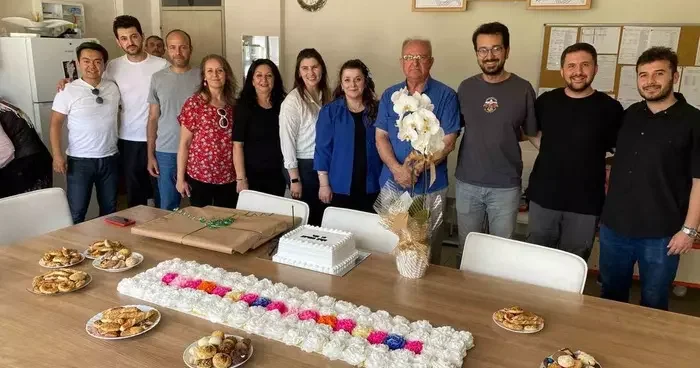 Emekliye ayrılacak okul müdürü sürpriz törenle şaşırdı