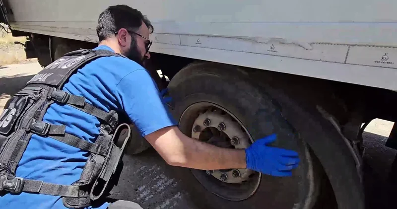 Araçtaki 30 kilogram uyuşturucuyu Hektor buldu