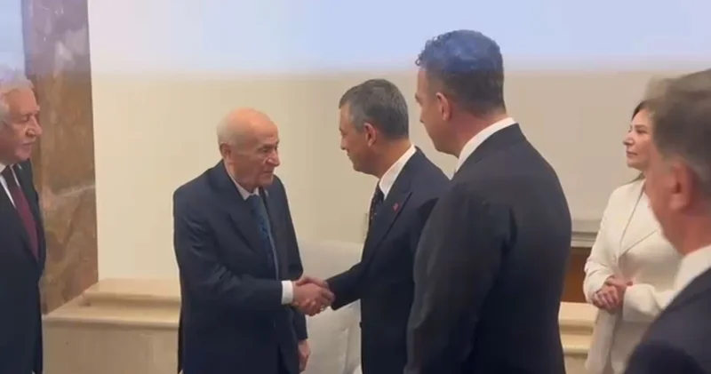 CHP Genel Başkanı Özel ile MHP Genel Başkanı kuliste selamlaştı