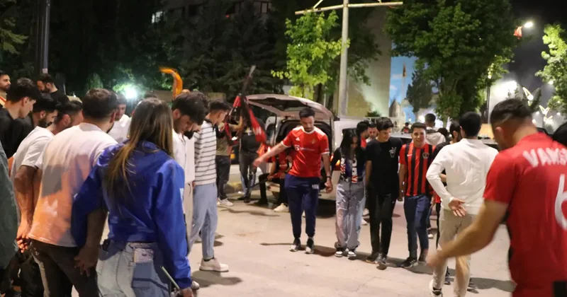 İn cin top oynuyordu: Şampiyonluk haberi gelince şehir düğün salonuna döndü