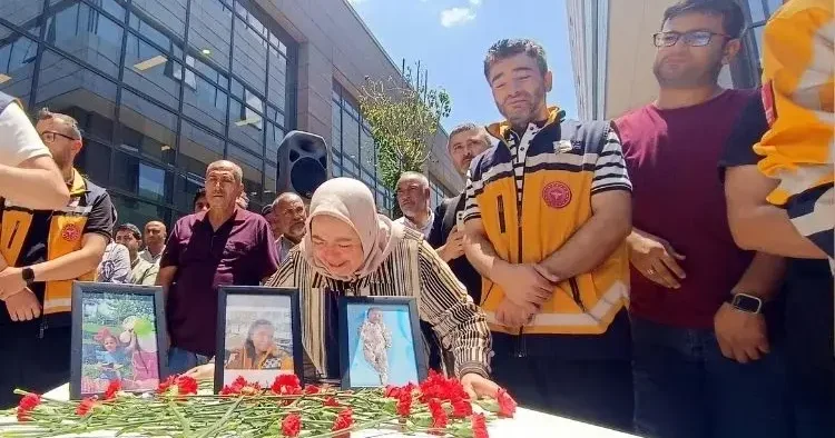 Eşi ve iki çocuğunu kaybeden baba yürekleri dağladı! Çocuklarının peluş bebeklerine sarılarak sedyeyle getirildi