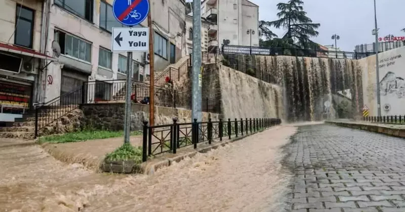 Taşkınların yaşandığı Trabzon bazı ev ve iş yerlerini su bastı