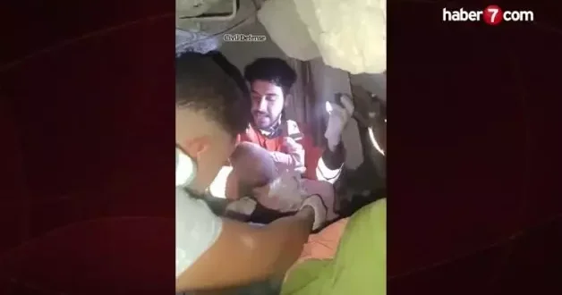 İsrail in Gazze ye düzenlediği hava saldırılarında yıkılan evlerde sıkışmış çocuklar