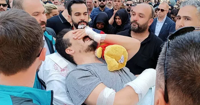 Babanın tarifsiz acısı... Kazada yaralanan baba, eşi ve iki çocuğunun cenazesine sedyeyle getirildi, çocuklarının oyuncak ayısına sarıldı