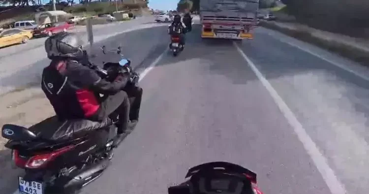 Korna çalınmasına sinirlenip tırı üzerlerine sürdü! Defalarca ölüme burun buruna geldiler