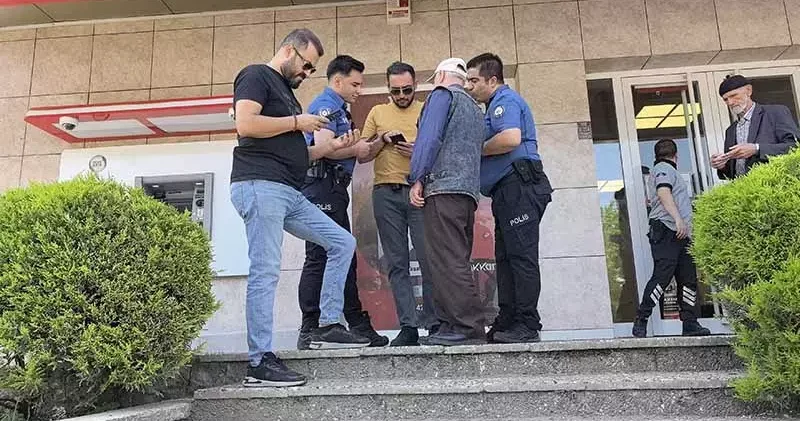 Banka görevlisinin dikkati sayesinde dolandırılmaktan kurtuldu