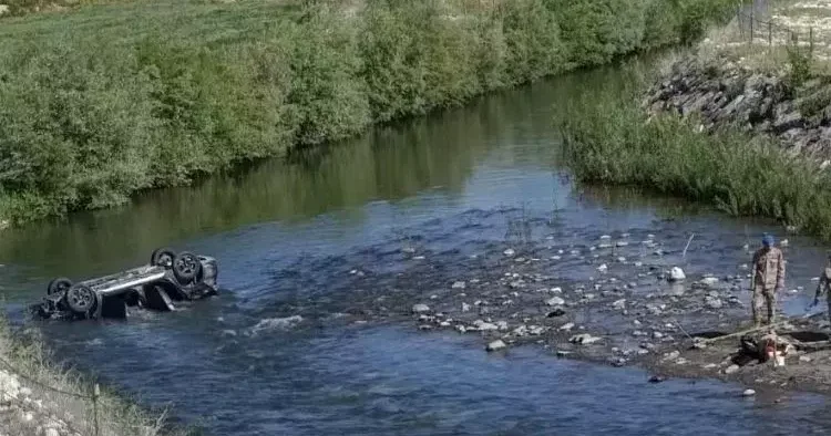 Feci kaza! Otomobil dereye uçtu, bir aile yok oldu