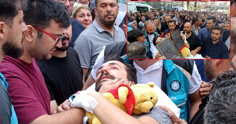 Eşi ve 2 çocuğunu kazada kaybetmişti... Cenaze törenine sedyeyle getirildi, evlatlarının peluş bebeklerine sarıldı