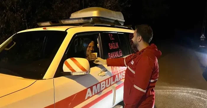 Bayburt’ta Kızılay gönüllüleri arama ekiplerine ikramlarla destek oldu