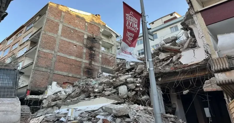 Güngören’de ilginç manzara! Binanın 4. ve 5. kat duvarlarının olmadığı fark edildi