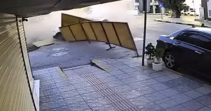 Otomobille çarpışan cip önüne ne geldiyse yıktı