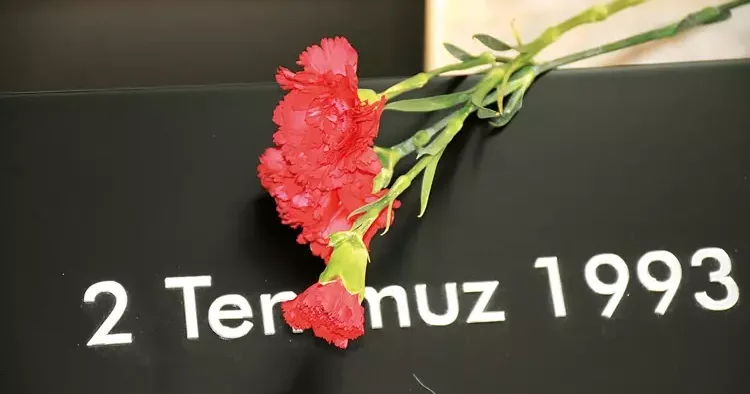 Madımak’ın acısı dinmiyor: 32. yıl karanfili