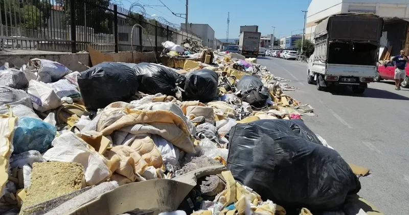 İzmir de pes dedirten görüntü: Vatandaşlar şehrin göbeğinde oluşan çöp dağlarına isyan etti!