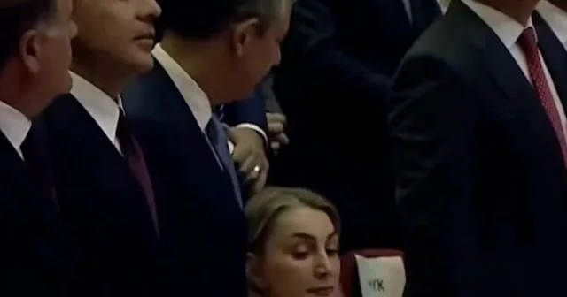 CHP liler ayağa kalkıp alkışladı: Dilek İmamoğlu oralı olmayınca Özgür Özel müdahale etti VİDEO İZLE