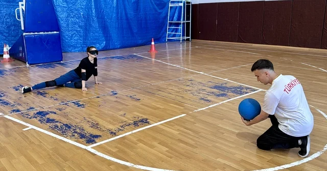 Görme engelli tarih öğretmeni, engellilere örnek olmak için golbol e başladı Kırşehir Haberleri