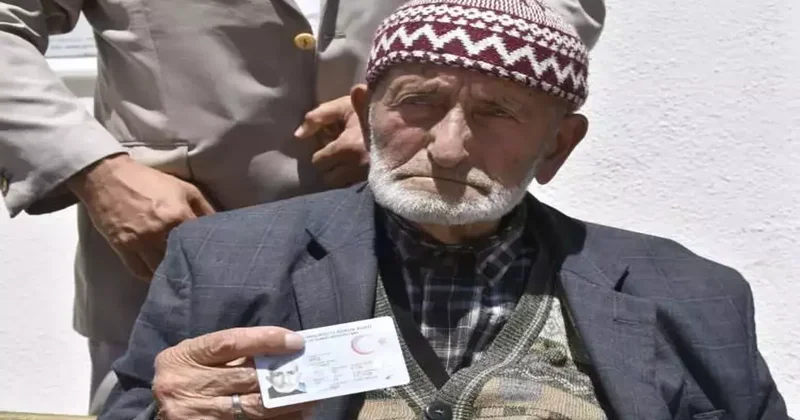 100 üncü yaşında torunlarından anlamlı kutlama: Ömrü güzel olsun