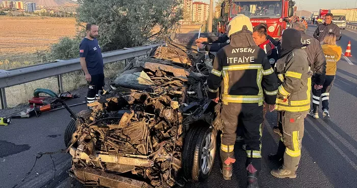 Kayseri de inanılmaz kaza! Lüks araç adeta hurdaya döndü, araç sürücüsü feci şekilde can verdi