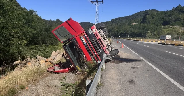 Zonguldak ta devrilen tomruk yüklü tırın sürücüsü kazadan yara almadan kurtuldu Zonguldak Haberleri