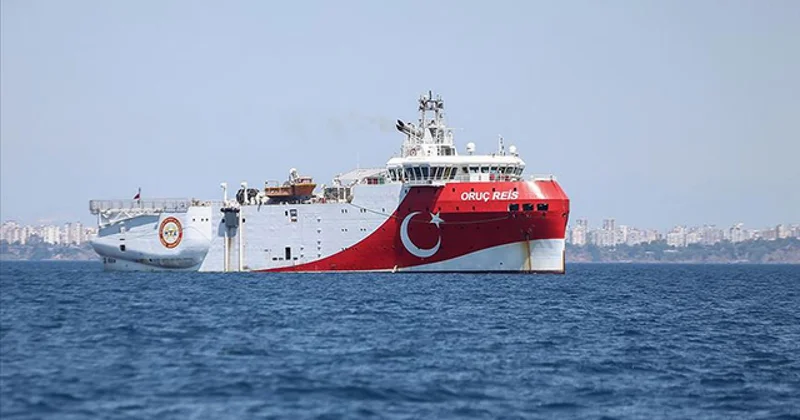Somali deki görevini tamamlayan Oruç Reis İstanbul Boğazı ndan geçiyor