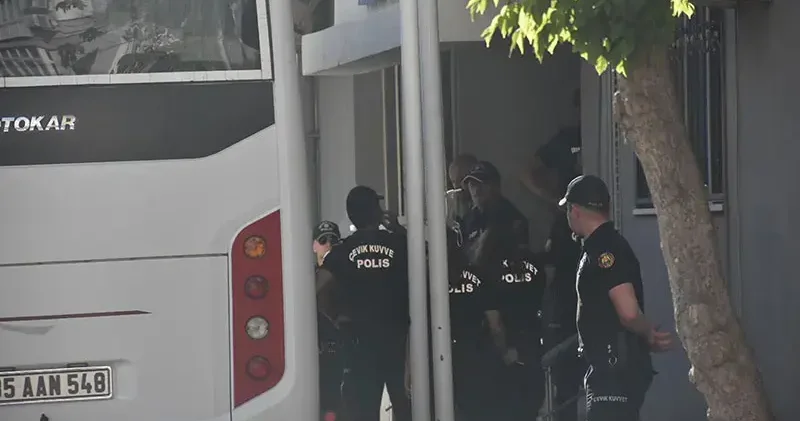 İzmir deki yolsuzluk operasyonu şüphelilerinden bazıları sağlık kontrolünden geçirildi
