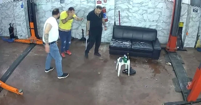 Oto tamircide levye ile dövüldü; o anlar kamerada Sakarya Haberleri