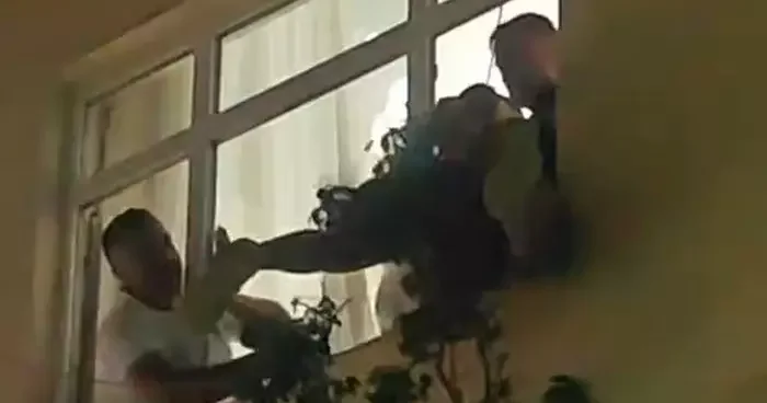 Camdan sarktı ikna edilemeyince müdahale edildi