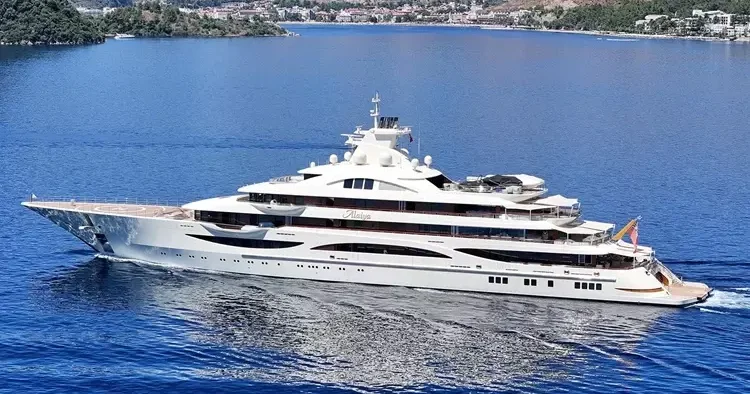 Ünlü milyarderin yatına Marmaris te 81 bin litre yakıt ikmali yapıldı