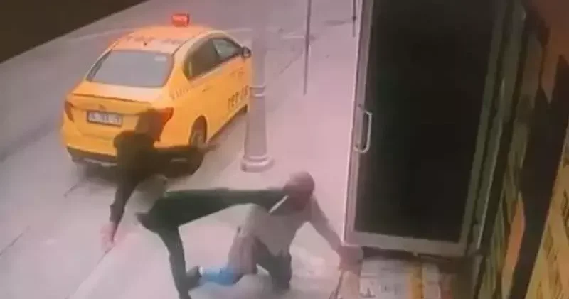 Sultangazi de taksici oğlunun alacaklısı tarafından darbedildi