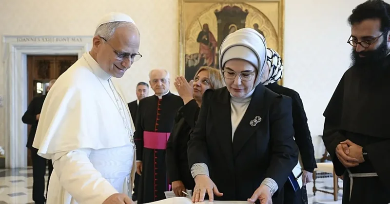 Emine Erdoğan a yönelik sosyal medyada alçak kampanya! Vatikan temaslarını hazmedemediler