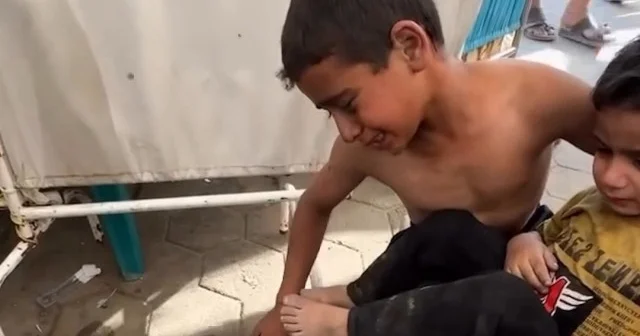 Gazze de yürekleri parçalayan manzara: 10 yaşındaki Zayn küçük kardeşlerinin hem annesi hem babası oldu VİDEO İZLE