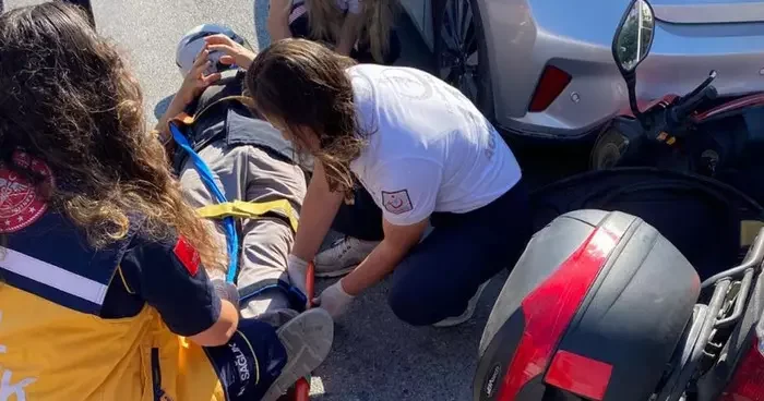 Bandırma’da motosiklet kırmızı ışıkta bekleyen araca çarptı