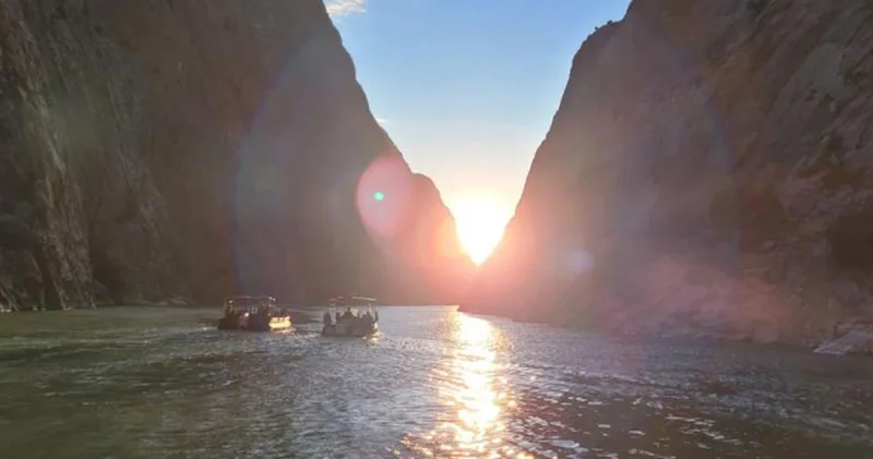 Yılın sadece 10 günü görülebiliyor; birçok ülkeden turist görmek için geliyor