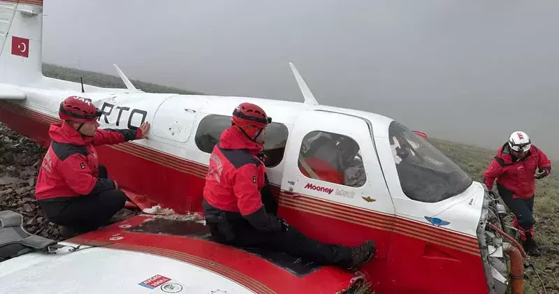 Dünya turuna çıkan pilotun tek motorlu uçağı düştü; pilot öldü, kadın yolcuya sağ ulaşıldı